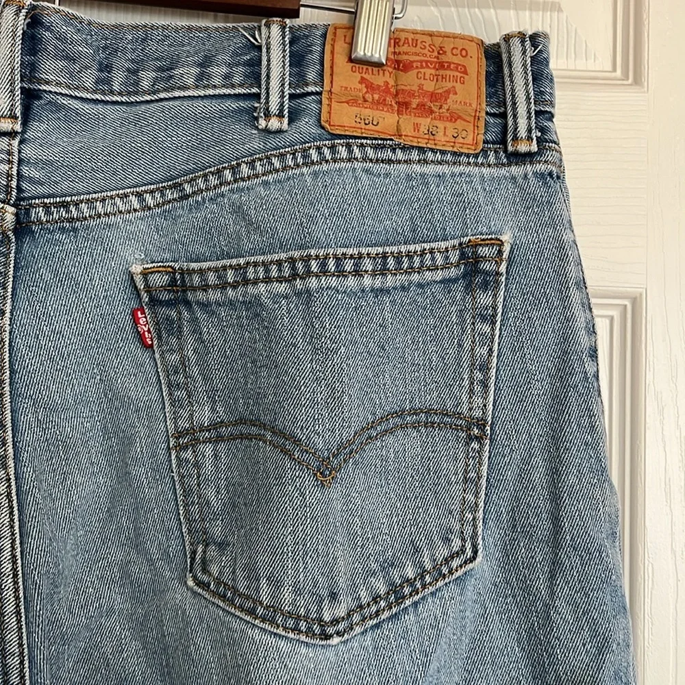 Levi’s Light Wash Distressed 560 Loose Fit Blue Jeans Men’s 38 x 30